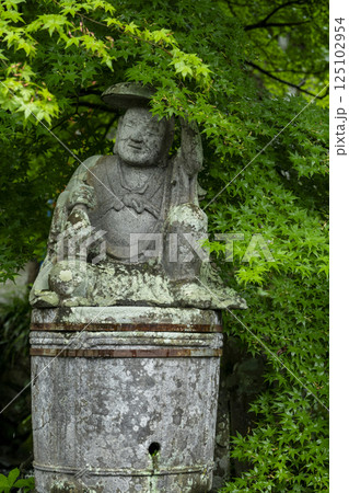秩父四番札所、金昌寺で人気を集める酒樽に乗った石の禁酒像 秩父四番札所、金昌寺で人気を集める酒樽に乗った石の禁酒像 125102954