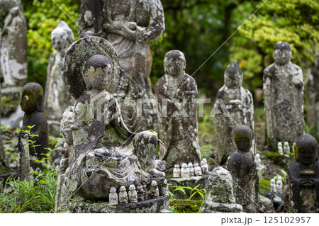 秩父四番札所、雨の金昌寺にたたずみ合掌する石の地蔵様 125102957