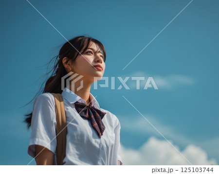 空を見上げる女子高生 125103744