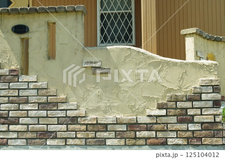 モルタル壁にレンガタイルを貼り付け塗装モダン外観2 125104012