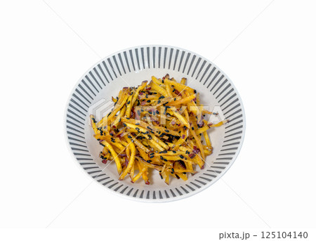 小鉢に盛った黒ゴマたっぷり芋けんぴ【白背景・切り抜き】 小鉢に盛った黒ゴマたっぷり芋けんぴ【白背景・切り抜き】 125104140