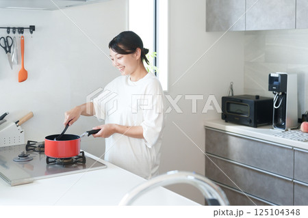 料理する女性 125104348