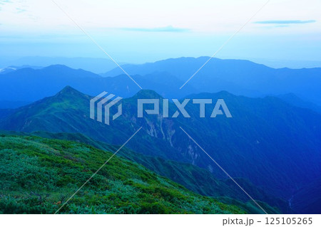 飯豊連峰の門内岳からの二ツ峰 125105265