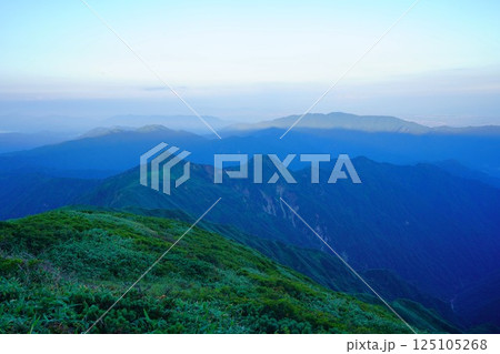 飯豊連峰の門内岳からの二ツ峰と二王子岳 飯豊連峰の門内岳からの二ツ峰と二王子岳 125105268