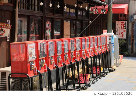 路地に並ぶガシャポン 観光地に並ぶガチャガチャ 路地に並ぶガシャポン 観光地に並ぶガチャガチャ 125105526