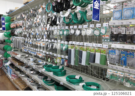 ホームセンター　金具売り場　針金等 125106021