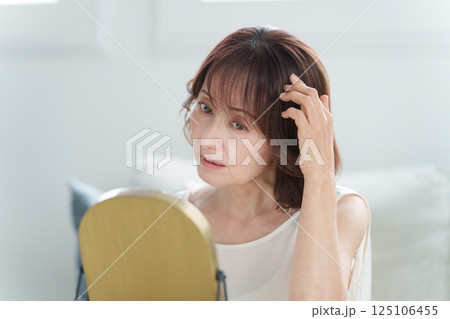 髪の毛に悩むシニア女性 125106455