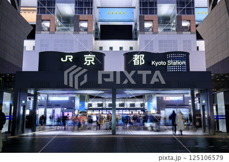 京都府、京都駅烏丸中央口の夜景 125106579