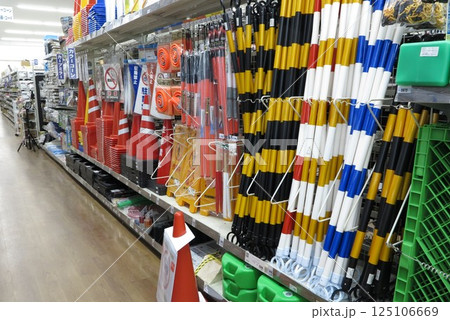 ホームセンター カラーコーン等 工具売り場 ホームセンター カラーコーン等 工具売り場 125106669
