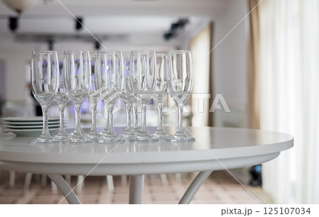 empty wine glasses 125107034