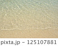 透明な海の波打ち際 125107881
