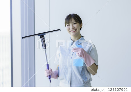 スクイジーを持つ若い女性清掃員のポートレート　撮影協力：学校法人電波学園 東京電子専門学校 125107992