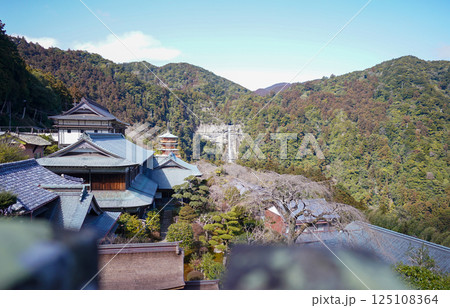 日本の伝統建築のある風景(那智の滝) 日本の伝統建築のある風景(那智の滝) 125108364