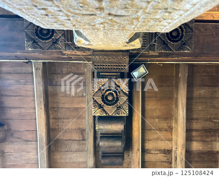 柱の上の梁に施された装飾、仏歯寺の本堂、世界遺産キャンディ 125108424