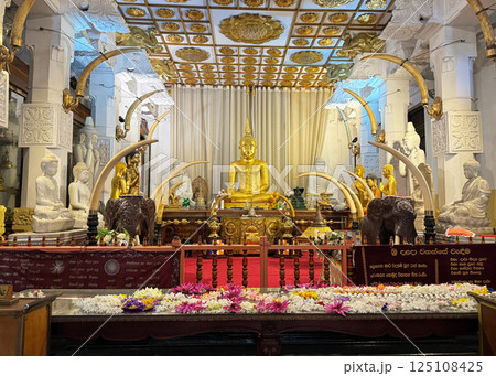 仏歯寺の金色の仏像と世界各国の仏像、世界遺産キャンディ 125108425