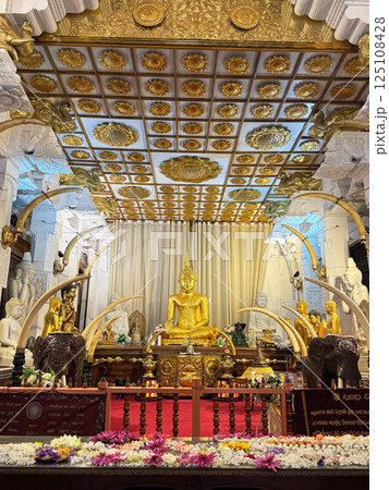 仏歯寺の金色の仏像と世界各国の仏像、世界遺産キャンディ 仏歯寺の金色の仏像と世界各国の仏像、世界遺産キャンディ 125108428