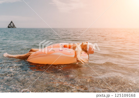 Woman, Inflatable Raft, Ocean - Woman Relaxing...の写真素材 [125109168] - PIXTA