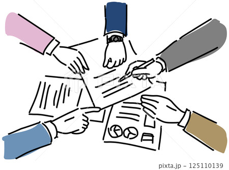 資料を囲んで会議をする人々の手元 125110139