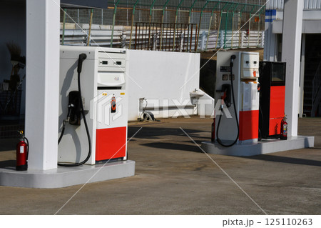 フルサービスのガソリンスタンド給油機 フルサービスのガソリンスタンド給油機 125110263