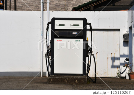 フルサービスの田舎のガソリンスタンド給油機_01 フルサービスの田舎のガソリンスタンド給油機_01 125110267