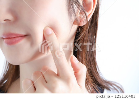 女性の肌　スキンケア 125110403