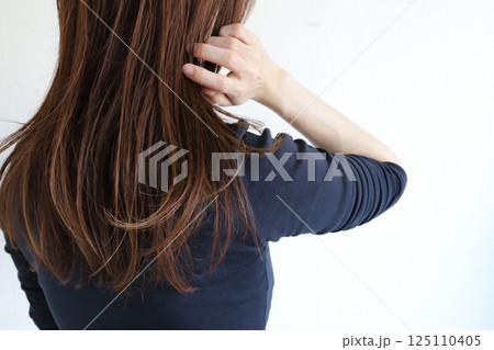 ロングヘアーの女性 125110405