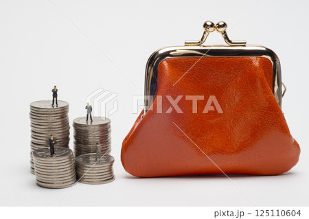 がま口と積み上げられたコイン 125110604