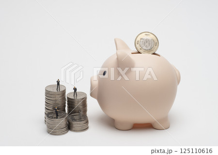 豚の貯金箱とコインとジオラマ人形 125110616