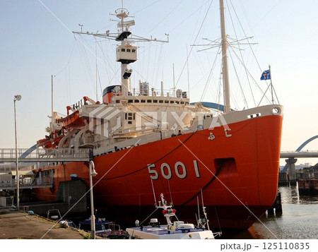 夕日に照らされる船 (南極観測船 ふじ ) 夕日に照らされる船 (南極観測船 ふじ ) 125110835