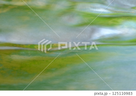 夏の川の緑の流れ 125110983