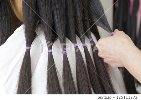 ヘアドネーション用に束ねた髪の毛 125111272