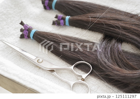ヘアドネーションに使われる髪の毛 125111297