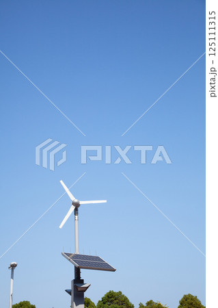 太陽光発電と風力発電の設備 125111315