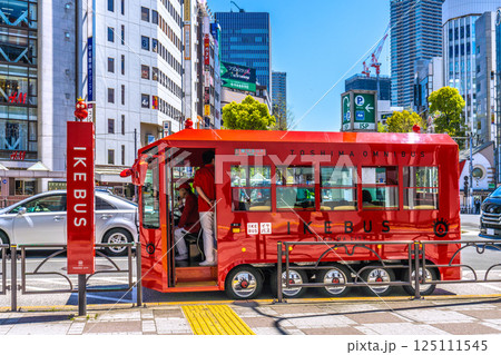 日本の東京都市景観 4月。池袋駅前のイケバスなどを望む＝16日 125111545