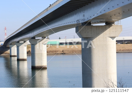 千葉県市川市の江戸川に架かる「妙典橋」 125111547