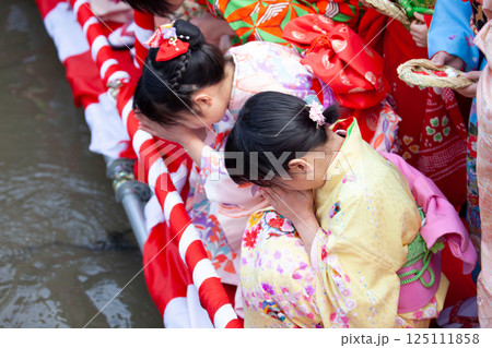 雛流しをする子供 125111858