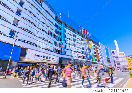 日本の東京都市景観 4月。インバウンド続く…賑わう池袋駅東口などを望む＝16日 125111989