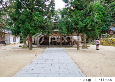 〈島根県〉玉作湯神社　参拝する若い女性 125112000