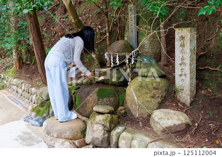 〈島根県〉玉作湯神社　願い事をする若い女性 125112004