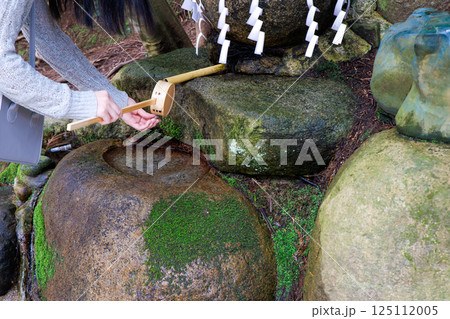 〈島根県〉玉作湯神社 願い事をする若い女性 〈島根県〉玉作湯神社 願い事をする若い女性 125112005