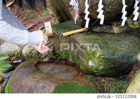 〈島根県〉玉作湯神社　願い事をする若い女性 125112006