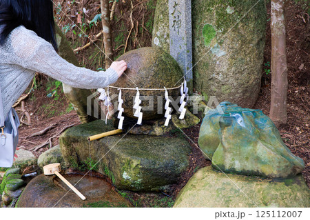 〈島根県〉玉作湯神社　願い事をする若い女性 125112007