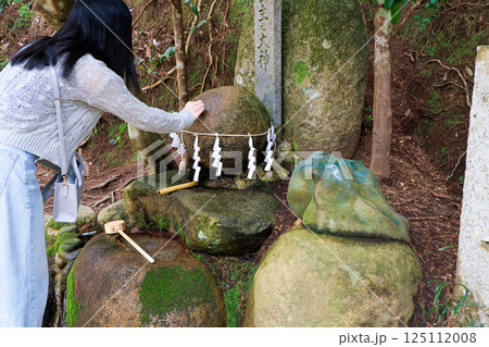 〈島根県〉玉作湯神社 願い事をする若い女性 〈島根県〉玉作湯神社 願い事をする若い女性 125112008