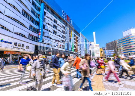 日本の東京都市景観 4月。賑わう池袋駅東口などを望む。なぜ、いまだマ姿の高齢者が…＝16日 125112103