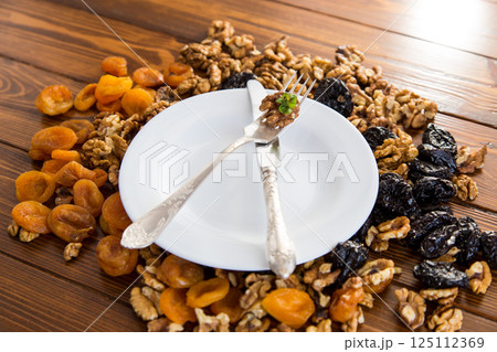 Clean empty plate and Natural products for healthy eating in a beautiful composition 125112369