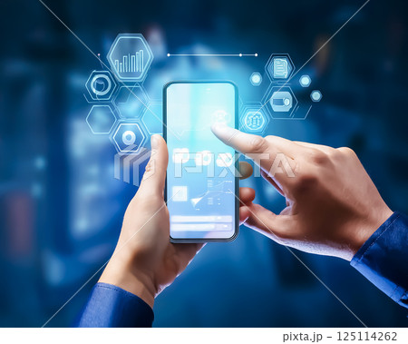 スマートフォンアプリの利用シーンのイメージ素材 125114262