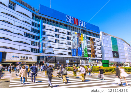 日本の東京都市景観 4月。インバウンド続く…賑わう池袋駅東口などを望む＝16日 125114858