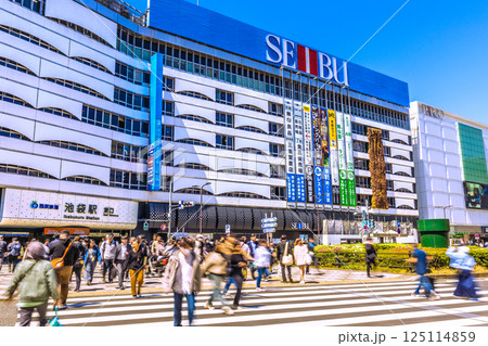 日本の東京都市景観 4月。インバウンド続く…賑わう池袋駅東口などを望む＝16日 125114859