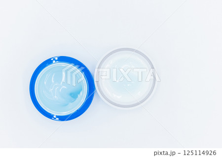 Top view blue water gel cosmetic serum in blue container, Liquid gel moisturizer, Blue gel serum texture make up and cosmetic texture background, skincare product and beauty cream. 125114926