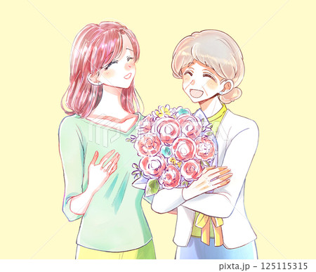 年配の女性に花束を贈る女性 125115315